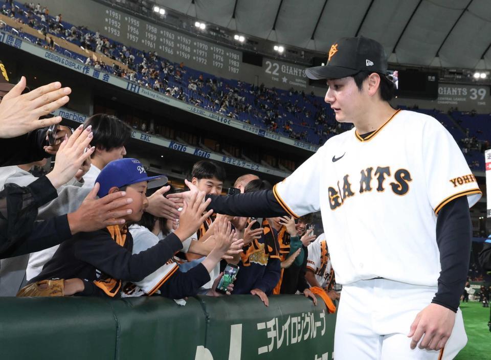 　ファンとタッチをする竹丸（撮影・佐々木彰尚）