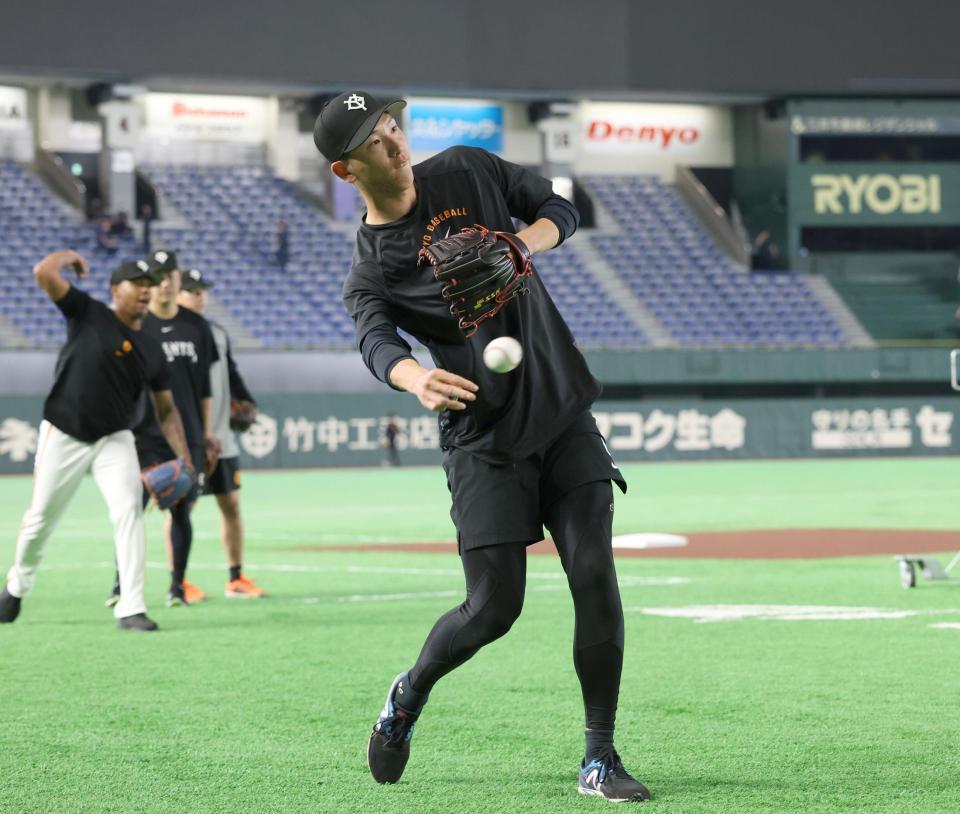 ノックを受けた戸郷（撮影・佐々木彰尚）