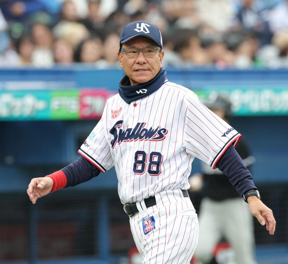 ７回、選手交代を告げ、ベンチへ戻る池山監督（撮影・西岡正）