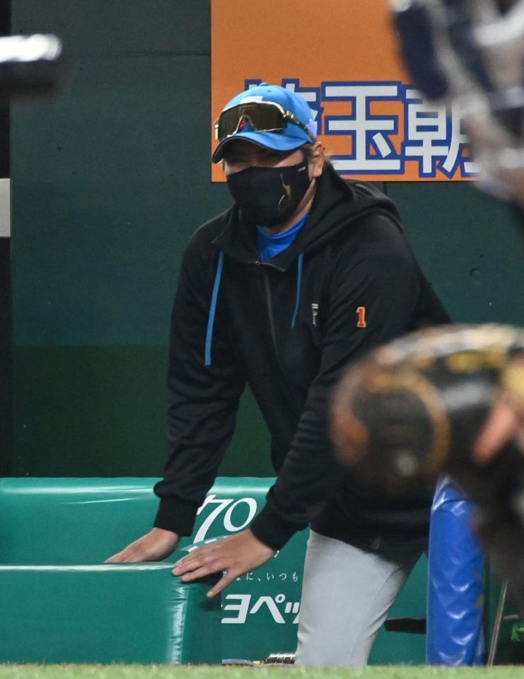 戦況を見守る新庄監督（撮影・持木克友）