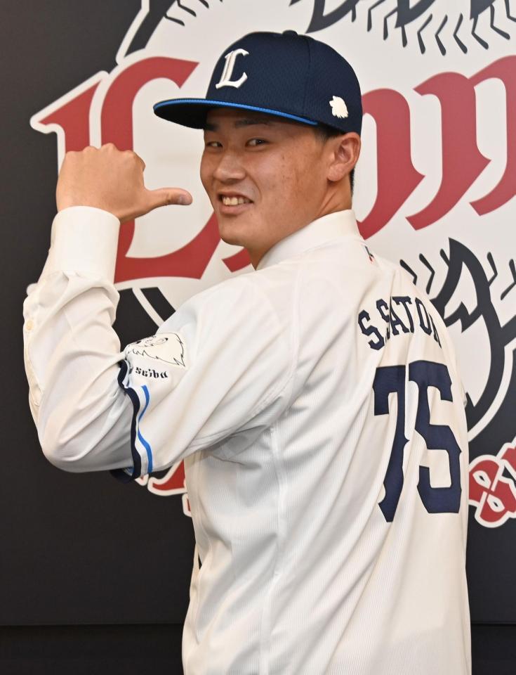 支配下登録が決まり笑顔で背番号を披露する佐藤爽（撮影・持木克友）