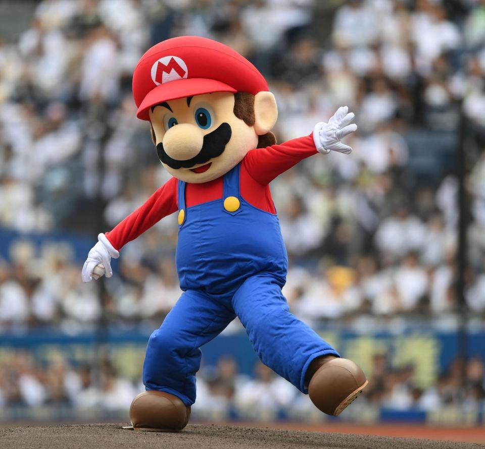 始球式を務めるマリオ（撮影・開出牧）