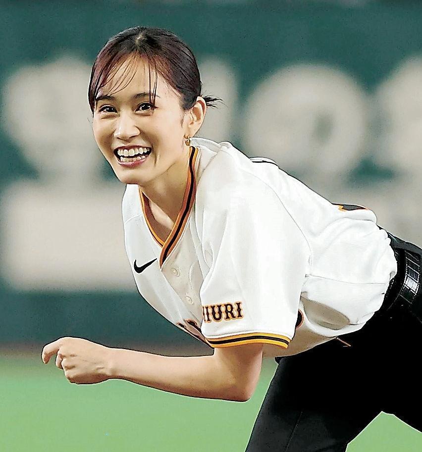 ２８日に始球式を務めた前田敦子（撮影・佐々木彰尚）