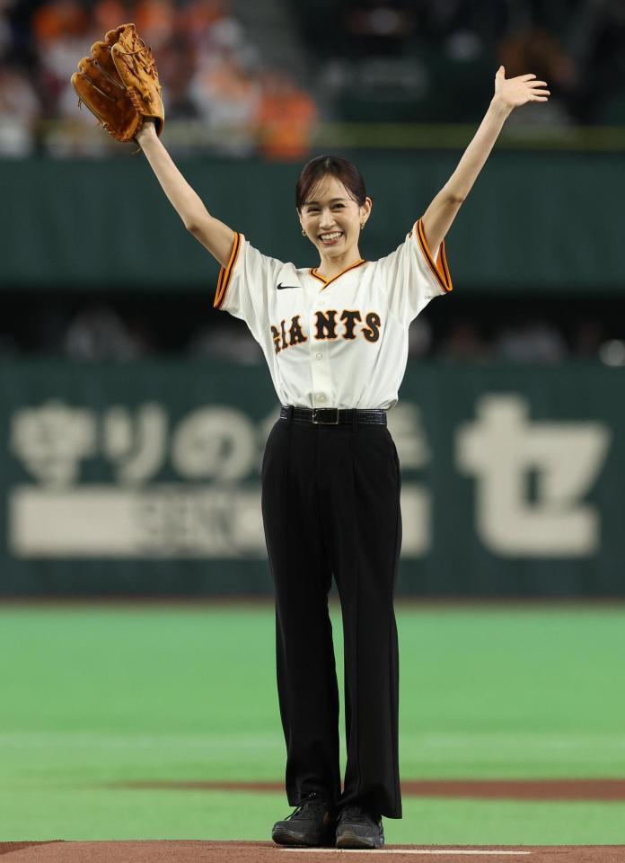 ２８日に始球式を務めた前田敦子（撮影・佐々木彰尚）