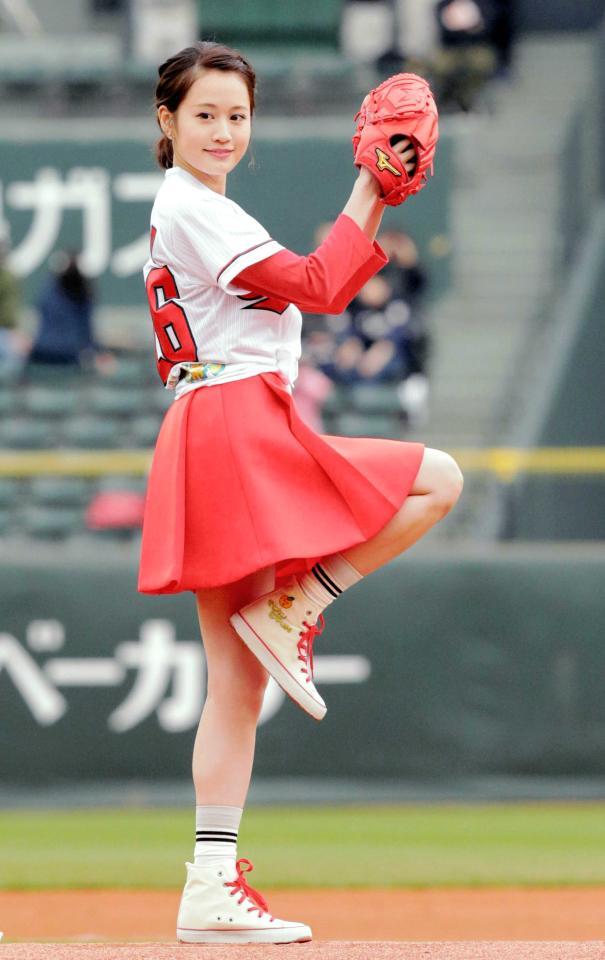 始球式を務める前田敦子＝２０１６年