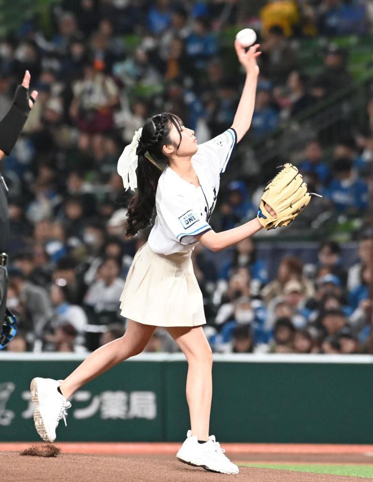 始球式を務める舩戸美羽（撮影・持木克友）