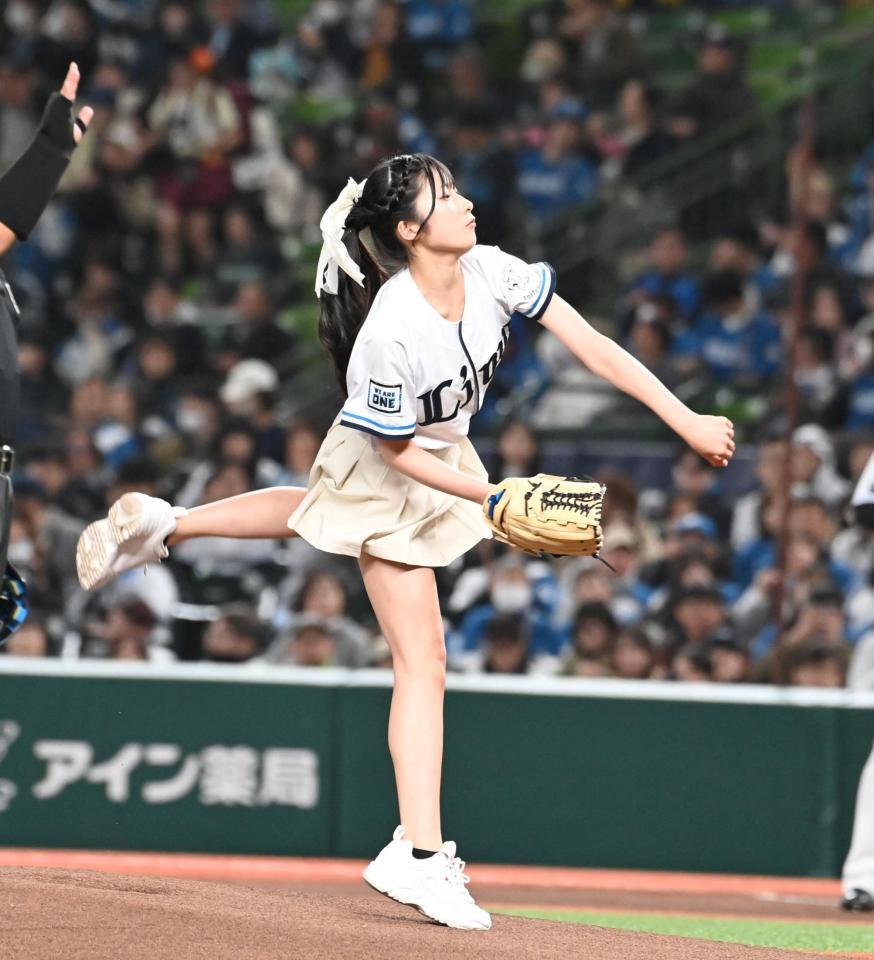 始球式を務める舩戸美羽（撮影・持木克友）