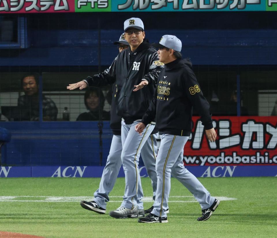 ８回、森下への頭部付近の球にベンチから出た和田コーチらをなだめる藤川監督（撮影・金田祐二）