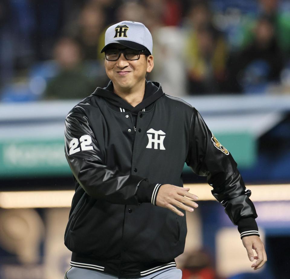 ８回、四球の森下に代走を送る藤川監督（撮影・田中太一）