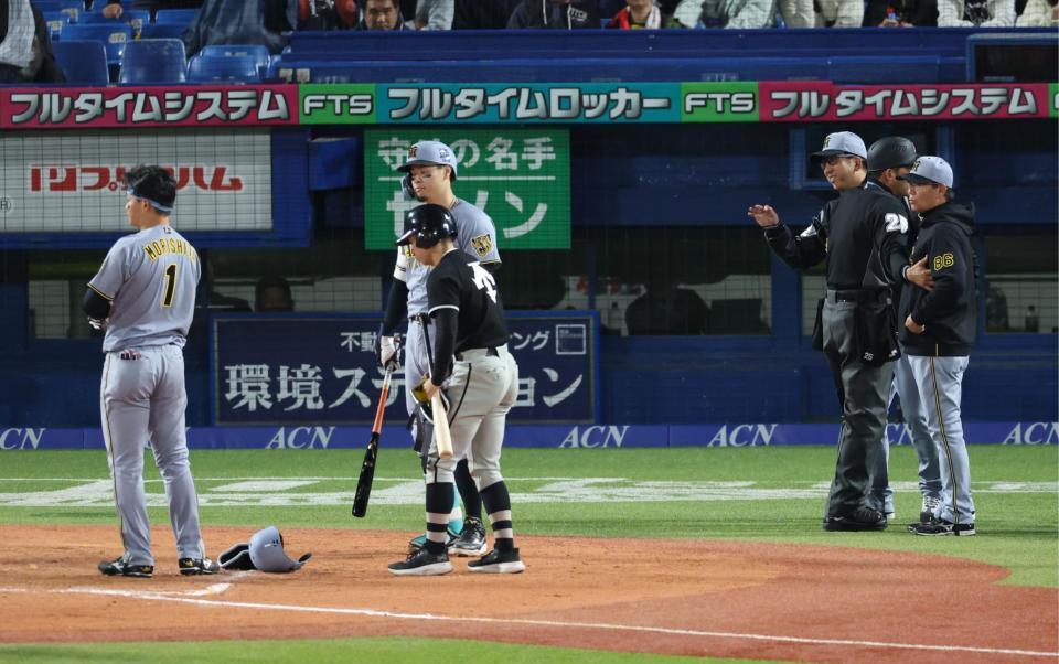 ８回、森下への頭部付近の球にベンチから出た藤川監督（撮影・金田祐二）