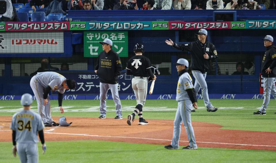 ８回、森下への頭部付近の球にベンチから出た藤川監督だったが代走を告げて笑顔でベンチに戻る（撮影・金田祐二）