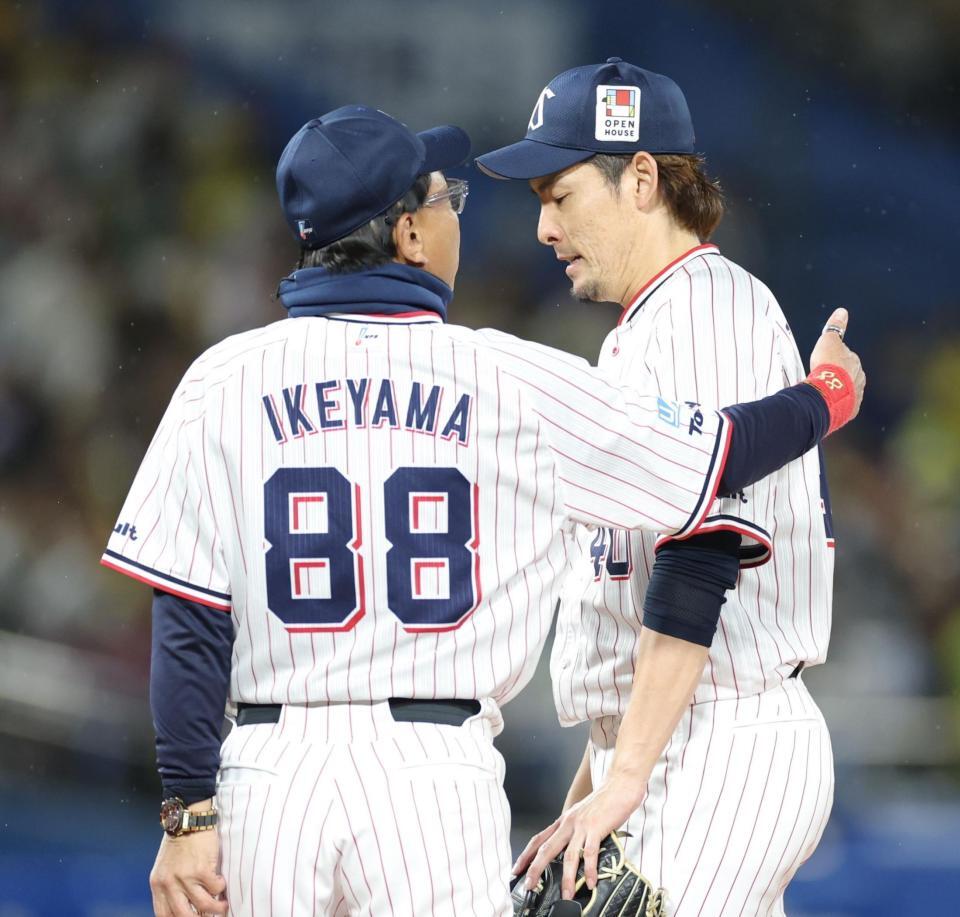 ７回、降板となり、池山監督（左）に肩を抱かれる高梨（撮影・西岡正）