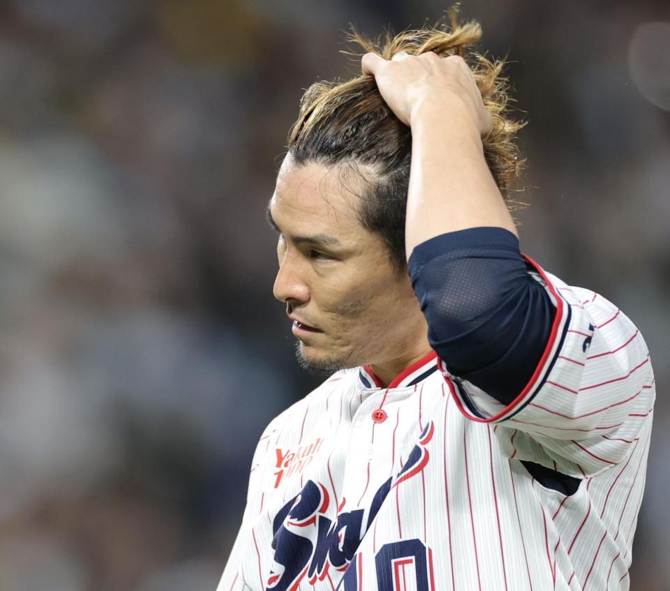 １回、３失点でベンチへ戻る高梨（撮影・西岡正）