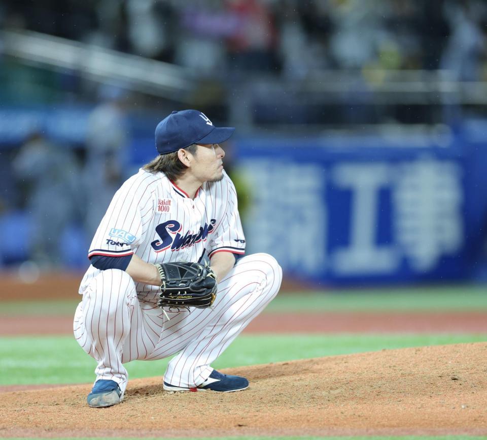 ７回、佐藤輝にソロを浴び、しゃがみ込む高梨（撮影・西岡正）