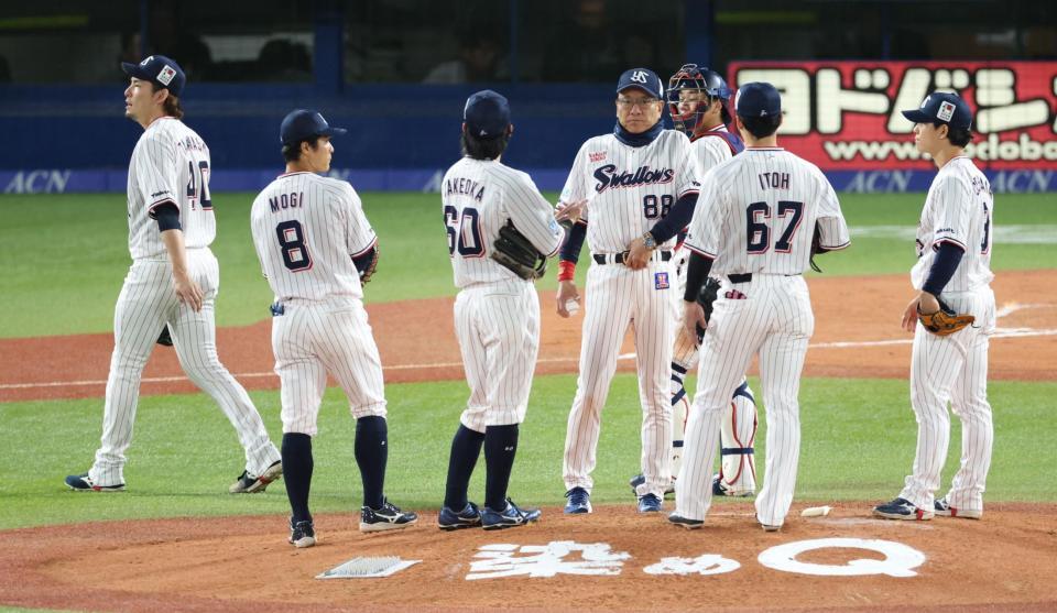 ７回、高梨を降板させる池山監督（撮影・金田祐二）