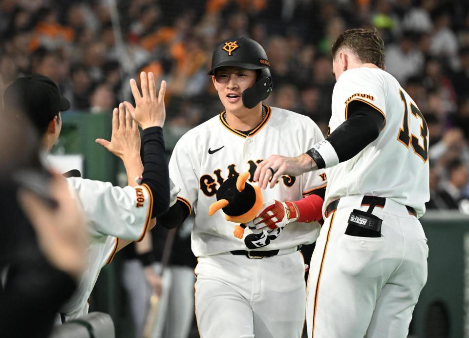 ７回、本塁打を放ちナインに迎えられる増田陸（中）