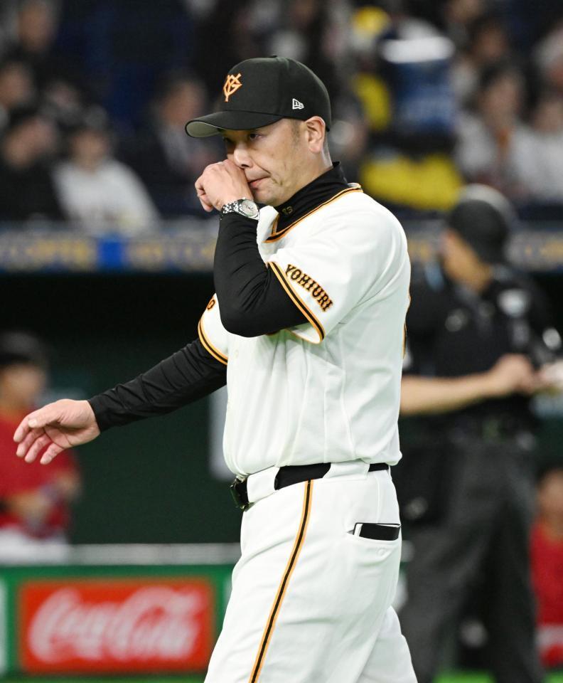 ８回、投手交代を告げた阿部監督