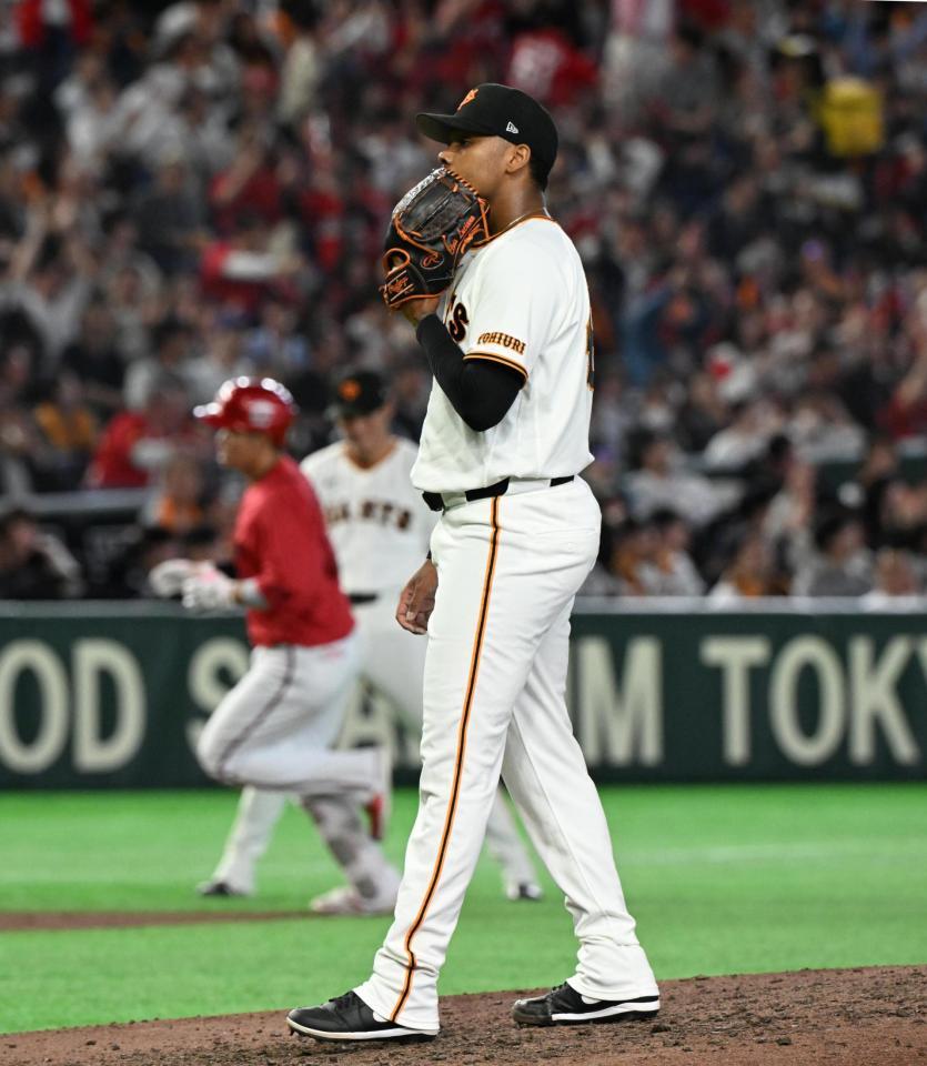 ８回、坂倉（左）に逆転３ランを浴びたルシアーノ