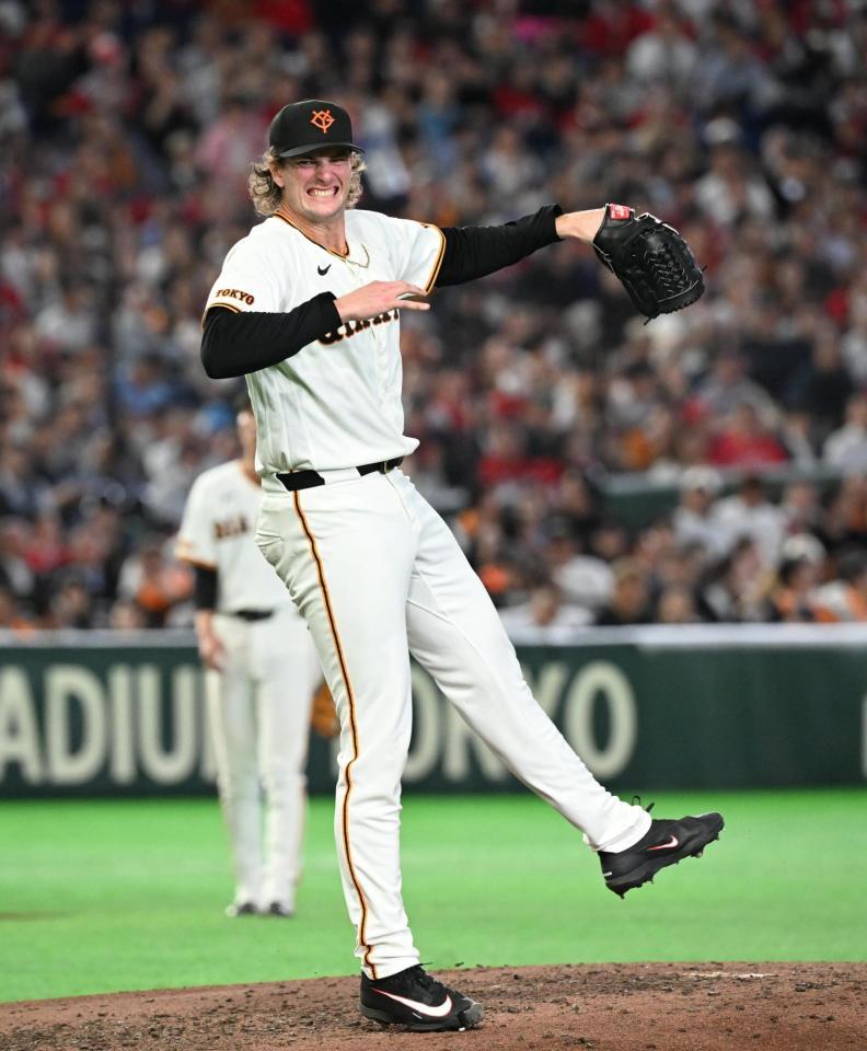 ６回、打者小園のとき、足を痛め顔をしかめるウィットリー