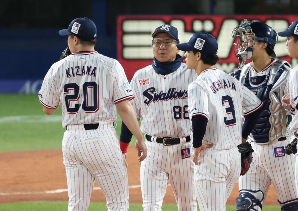 ８回、木澤を交代させる池山監督（撮影・金田祐二）