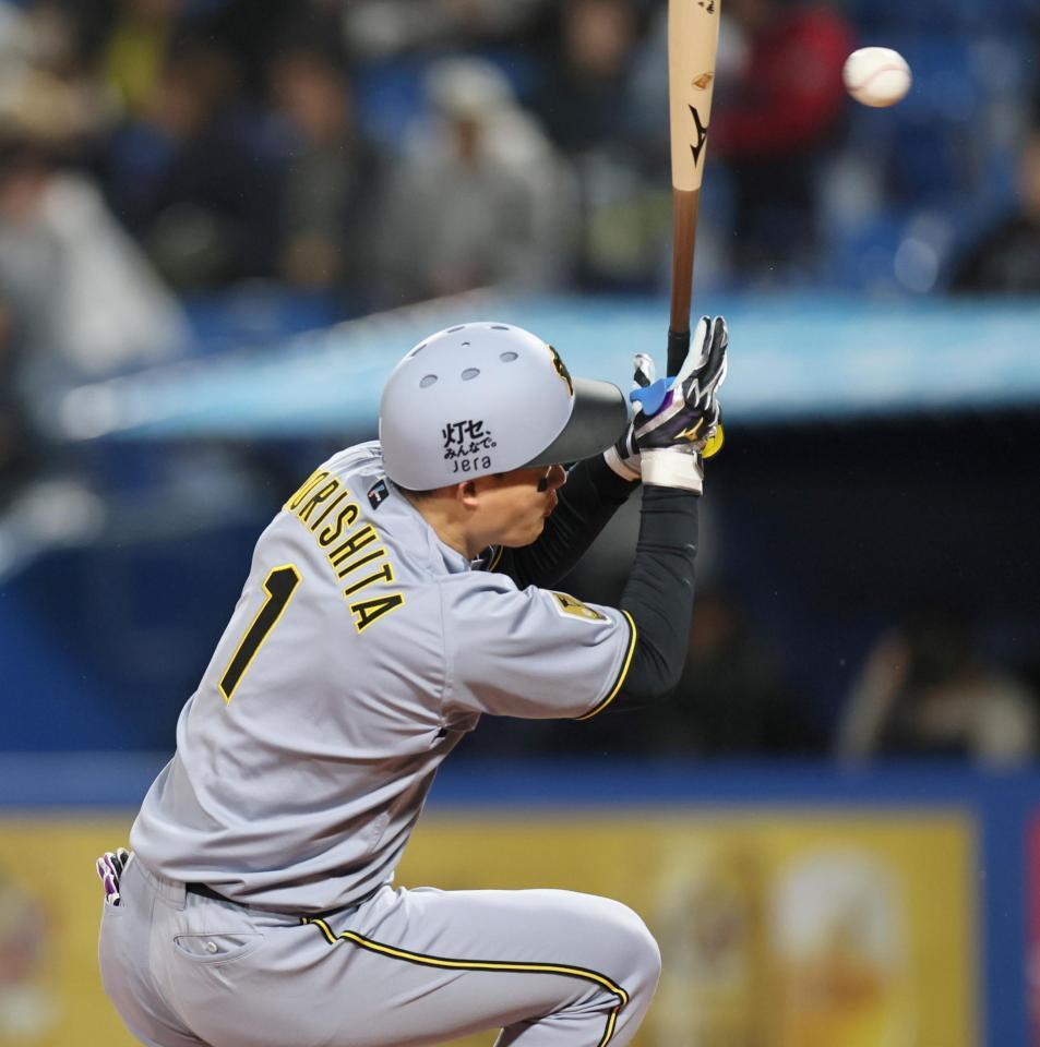 ８回、頭部付近のボールをよける森下（撮影・田中太一）