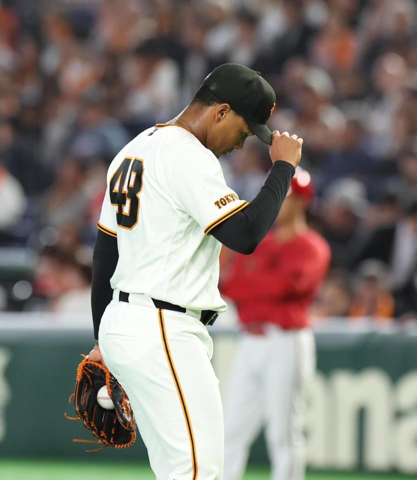 ８回、降板するルシアーノ（撮影・佐々木彰尚）