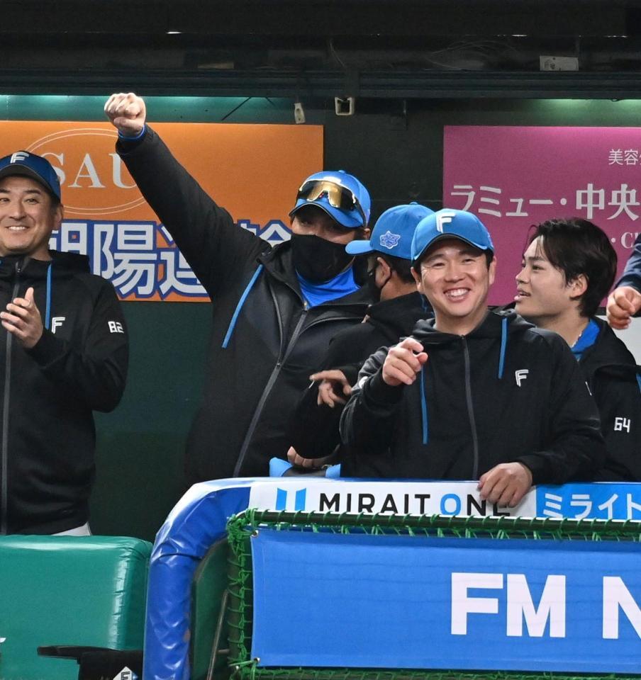 １１回、勝ち越しに拳を突き上げる新庄監督（撮影・持木克友）