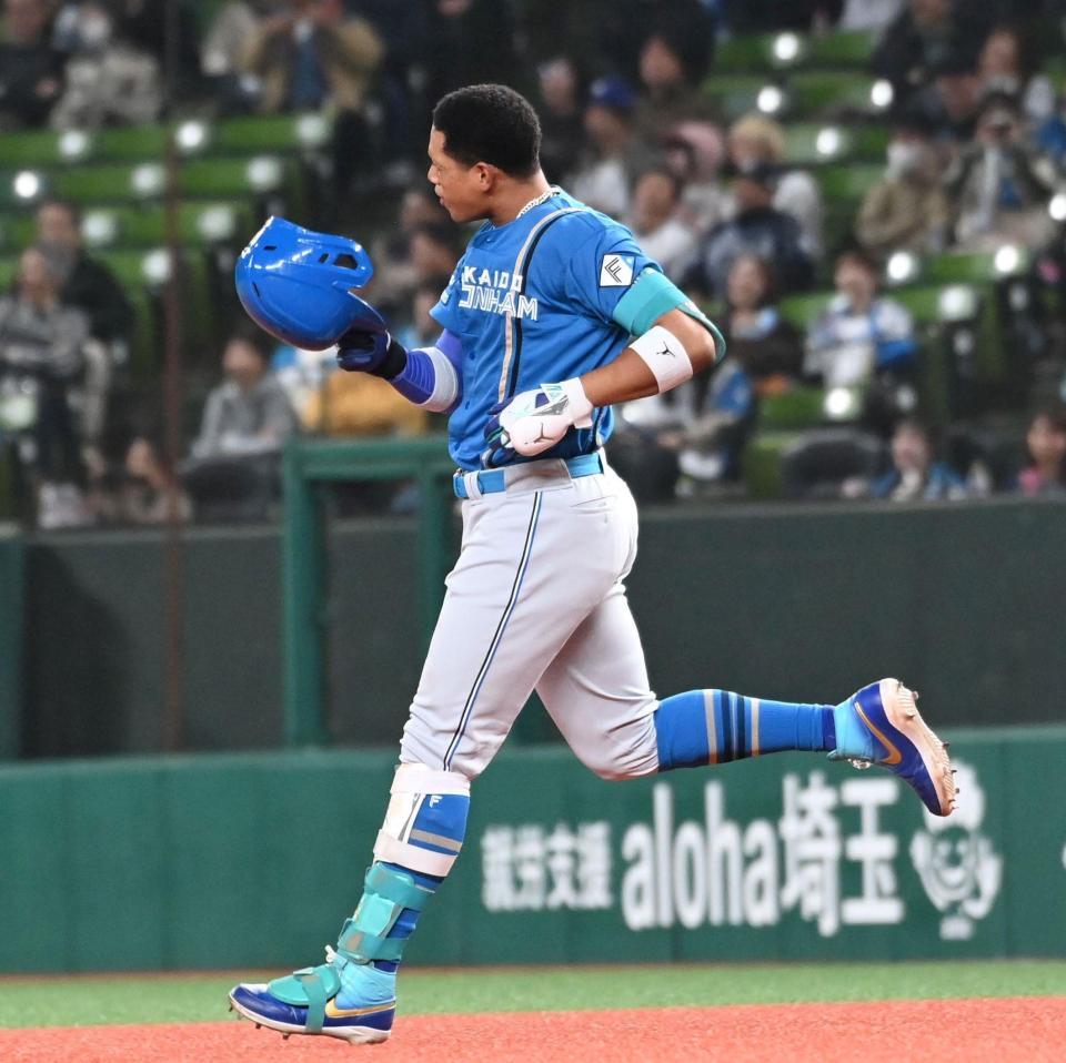 ６回、センターフライに打ち取られ悔しがる万波（撮影・持木克友）