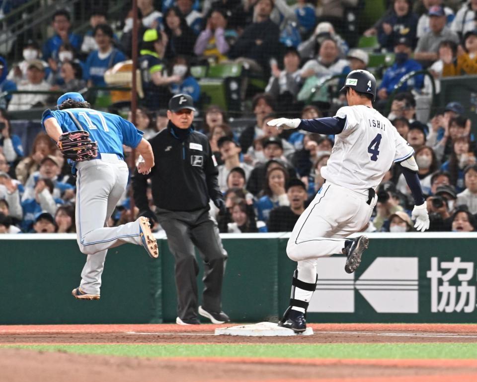 ２回、石井（右）のファーストゴロでベースカバーに入る伊藤（撮影・持木克友）