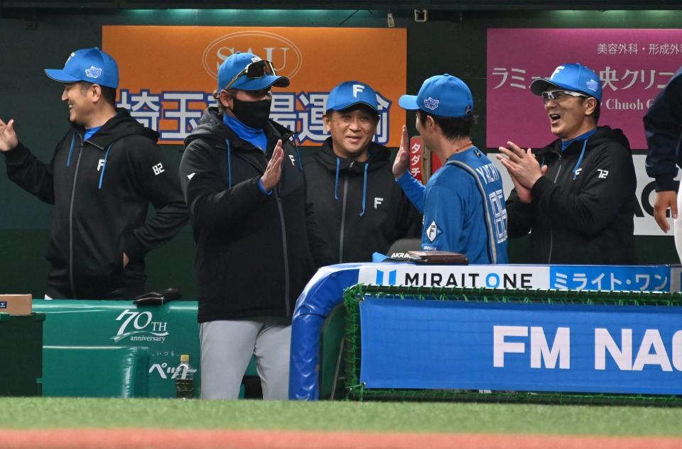 西武を延長の末に破りコーチ陣をハイタッチを交わす新庄監督（撮影・持木克友）