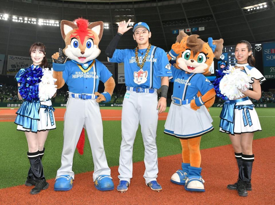 決勝タイムリーを放った野村「ＤＯＭＩれ！」ポーズを決める（撮影・持木克友）