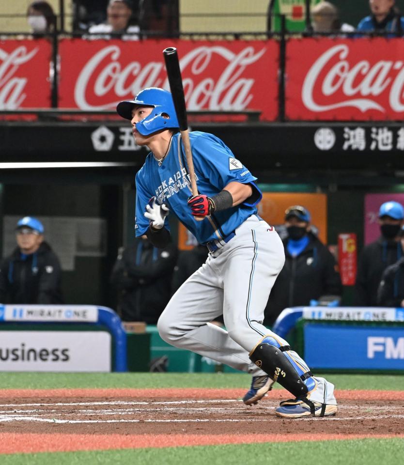 １１回、レフト前適時打を放つ野村（撮影・持木克友）