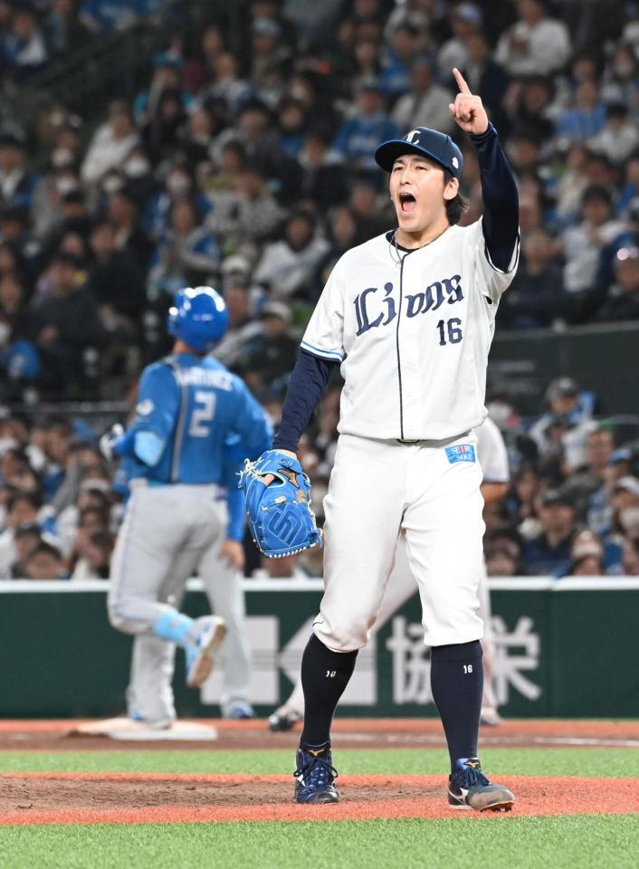 ７回、マルティネス（左）を三塁ゴロに仕留め吠える隅田（撮影・持木克友）