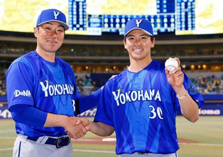 　プロ初先発で初勝利を挙げ、相川監督（左）と握手する篠木
