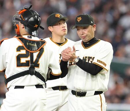 　８回、厳しい表情を見せる阿部監督（撮影・佐々木彰尚）