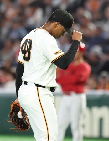 　８回、降板するルシアーノ（撮影・佐々木彰尚）