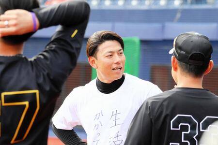 糸原（右）らと会話するオイシックス・伊藤隼太ヘッドコーチ（中央）