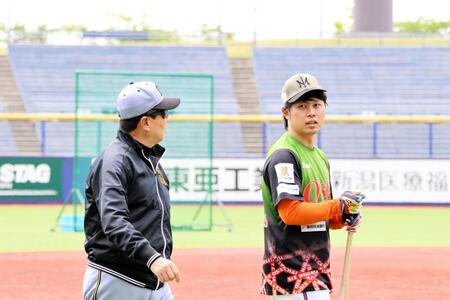 高山（右）とあいさつを交わす平田２軍