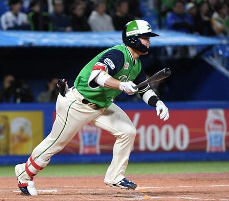 ４回、丸山和は右中間に三塁打を放つ（撮影・佐藤厚）