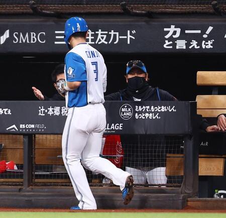 ４回、万波のスクイズで生還した郡司（中央）を迎える新庄監督（撮影・中島達哉）