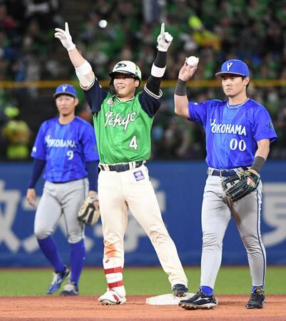 ７回、丸山和は左線に二塁打を放ち、サイクル安打を達成する（撮影・佐藤厚）