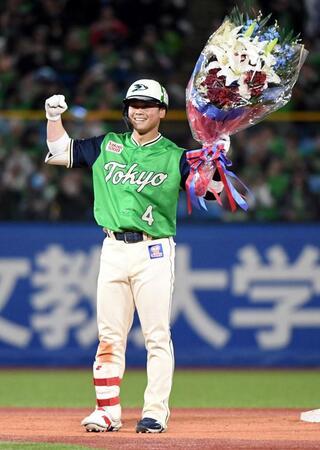 ７回、丸山和は左線に二塁打を放ち、サイクル安打を達成する（撮影・佐藤厚）