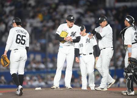 ４回、滝沢にセーフティバントを決められ、黒木コーチ（右から２人目）からアドバイスを受ける広池（中央）＝撮影・開出牧