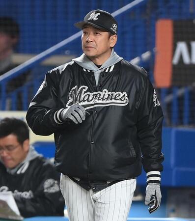 ７回、投手交代を告げるサブロー監督（撮影・開出牧）