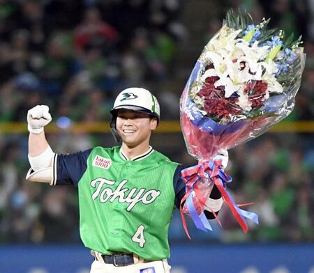 ７回、丸山和は左線に二塁打を放ち、サイクル安打を達成する（撮影・佐藤厚）