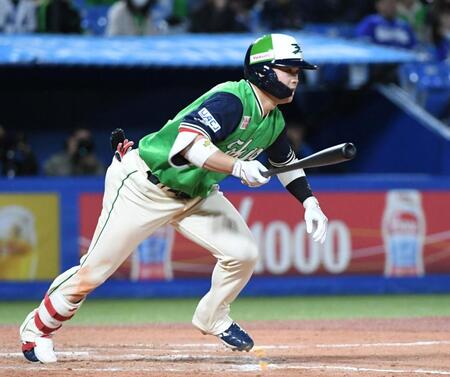 ８回、丸山和は右前打を放ち、この日５安打（撮影・佐藤厚）