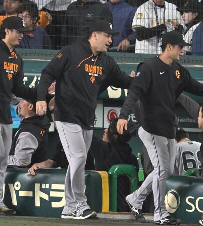 勝利のハイタッチを交わす田中将ら巨人ナイン（撮影・飯室逸平）