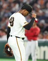 　８回、降板するルシアーノ（撮影・佐々木彰尚）