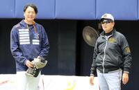 小林投手コーチ（左）とあいさつを交わす平田２軍監督