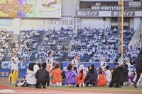 試合前、ライブを披露するリアルピース（撮影・開出牧）